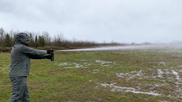 Bear spray stream pattern for long-range professional use in wet conditions