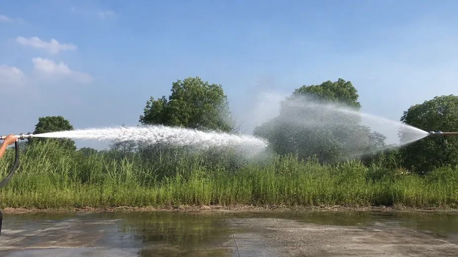 Foam dispersal pattern maintaining directional integrity in crosswind conditions versus standard cone spray