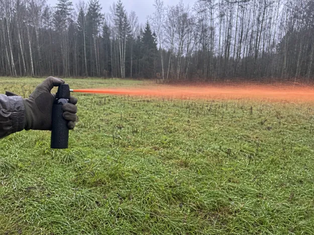 Bear spray stream pattern maintaining trajectory in wet field conditions